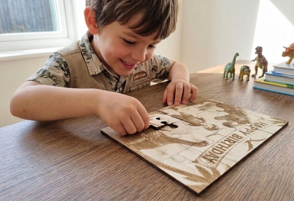 Kind entdeckt begeistert ein personalisiertes Abenteuer Puzzle aus Holz.