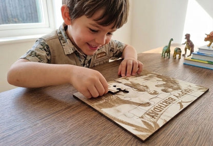 Kind entdeckt begeistert ein personalisiertes Abenteuer Puzzle aus Holz.